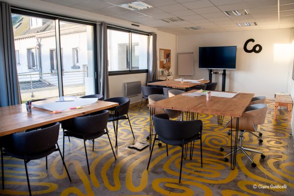 salle de réunion à la colloc qui se nomme la grande jaune avec un balcon vue sur le port, qui accueille souvent des entreprises, l'endroit est très agréable et peut accueillir une vingtaine personnes