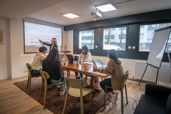 salle de réunion à la colloc, présentation orale face à l'équipe