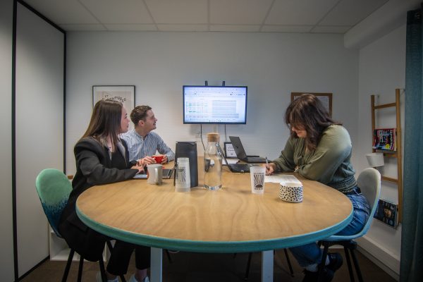 salle de réunion à la colloc qui se nomme la petite bleue, qui accueille souvent des entreprises, l'endroit est très agréable et accueil 5 personnes