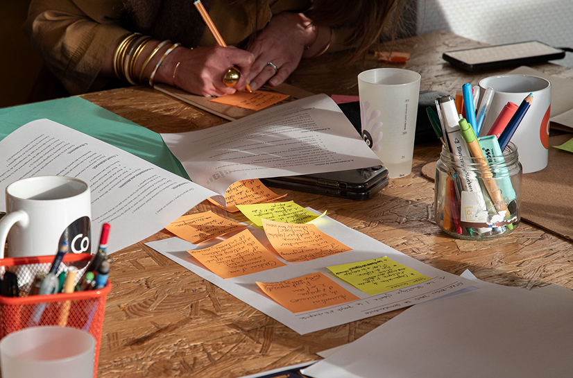 séminaire à la Colloc atelier avec des post-it pour former les idées de chaque groupe